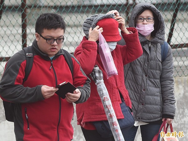 近日因東北季風影響，天氣開始變冷，氣溫驟降往往會誘發心血管疾病發作。（資料照，記者廖振輝攝）