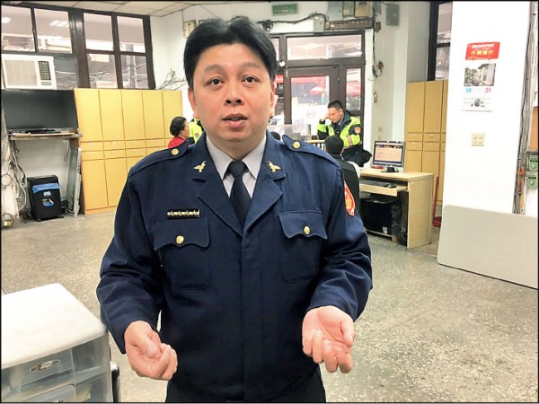 基隆市警一分局忠二路派出所巡佐黃俊瑝描述事發經過，他與民眾合力抬車，抬了20分鐘。
（記者林嘉東翻攝）