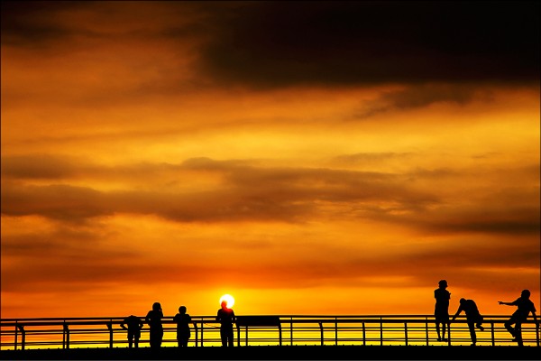 卦山夕照，在八卦山大佛腳下看夕陽，有不同於海景夕照的美。（陳志湧攝，彰化市公所提供)