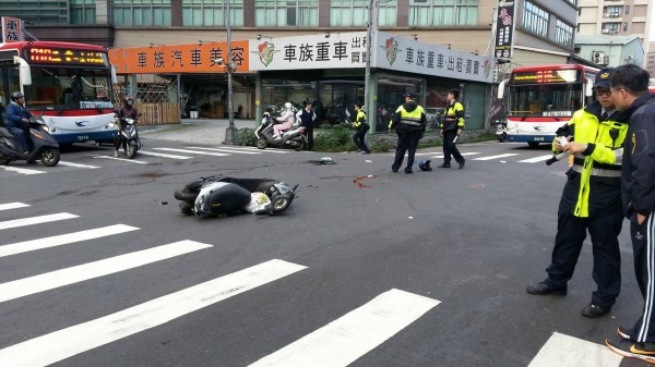 今早7時許，新北市蘆洲發生槍擊車禍案，導致張姓男子腹部中彈，所幸暫無生命危險。（記者王宣晴翻攝）

