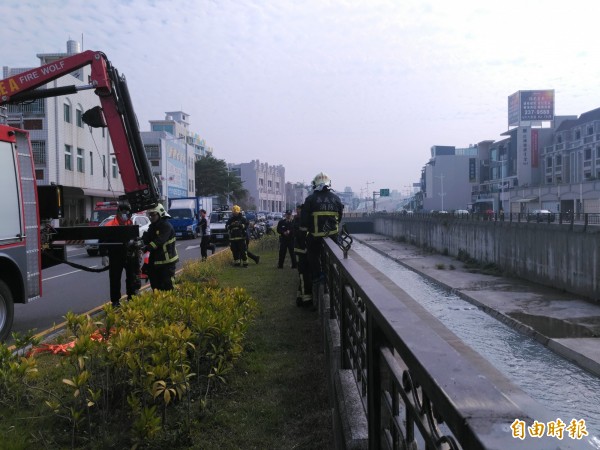 消防局德安分隊出動吊臂車。（記者王善嬿攝）市