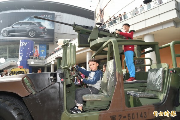 小朋友駕駛軍車、手抓機關槍，興奮表情溢於言表。（記者張忠義攝）