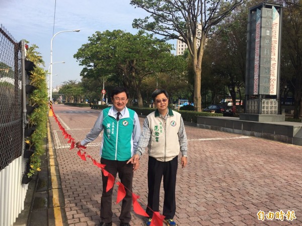 西屯路至博館路之間，人車爭道險象環生，黃國書、范淞育要求設人行道改善。（記者黃鐘山攝）