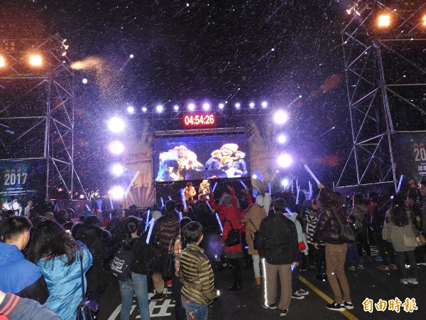 南投縣仁愛鄉清境農場跨年晚會現場動用多部造雪機，營造漫天飛雪情境。（記者佟振國攝）