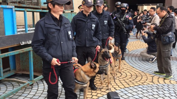 北市跨年活動，信義警分局派出偵爆犬協助場地偵檢。（信義分局提供）