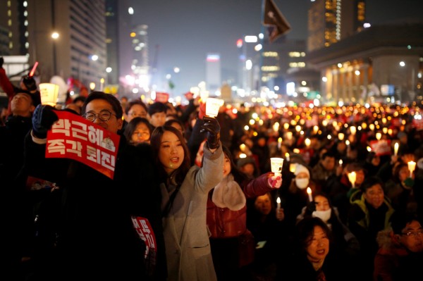 南韓民眾跨年夜仍上街「倒朴」。（路透）