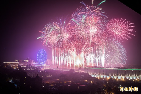 高雄義大世界今年繼續挑戰跨年煙火施放紀錄，長達999秒，不但是歷年來最壯觀的煙火秀，也是全台施放最久的煙火。（記者張忠義攝）