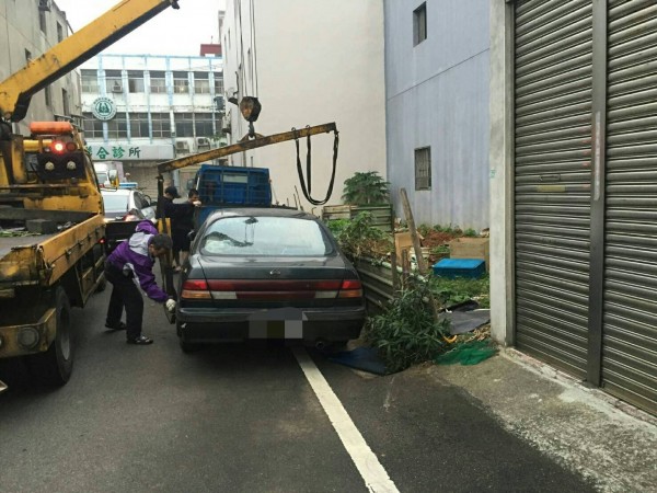 桃園市大園分局草漯派出所警員吳金山下班時發現贓車，順利逮捕偷車賊。（記者邱奕統翻攝）