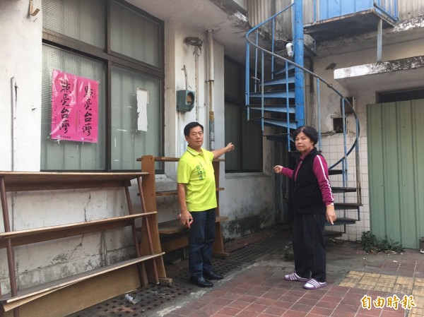 歷史建物第四市場聞風不動，市議員鄭功進（左）擔心成為潛在犯罪溫床。（記者黃鐘山攝）