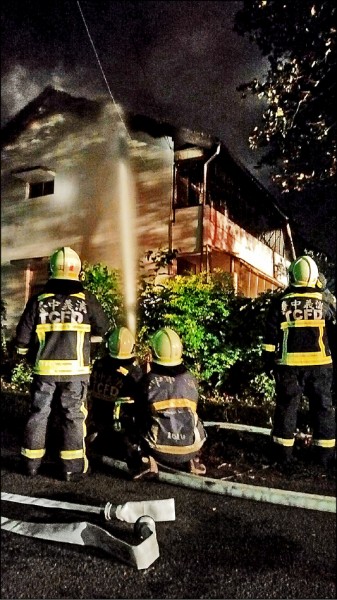 東海大學教職員工宿舍跨年夜起火，消防人員即時撲滅。（記者張瑞楨翻攝）