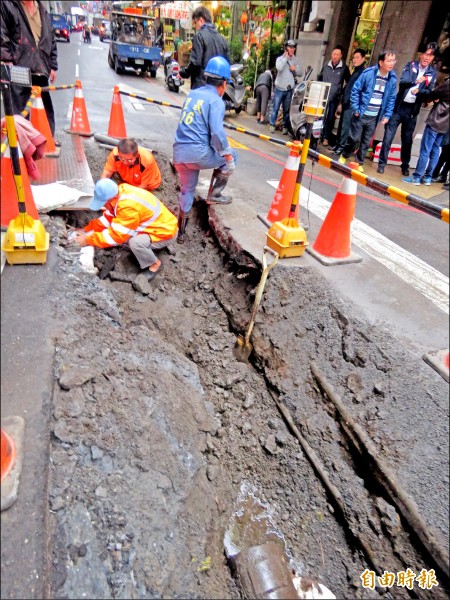 基隆市環保局通過訂定「基隆市檢舉違反水污染防治法案件獎勵辦法」，窩裡反最高可獲罰鍰五成獎金，圖為上月初基隆發生軍方廢棄油管漏油事件，污染旭川河。（資料照，記者林欣漢攝）