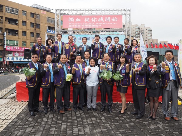 桃園市政府衛生局與台灣血液基金會及國際同濟會台灣總會等團體今天在府前廣場發起捐血送高麗菜、白菜活動，活動到今天下午4點、送完為止。 （記者陳昀攝）