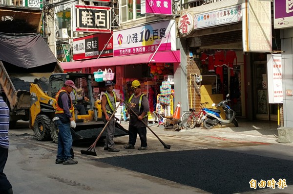 新竹縣竹東鎮仁愛路、杞林路將進行道路刨鋪工程。圖為其他路段先前施工畫面。（記者蔡孟尚攝）