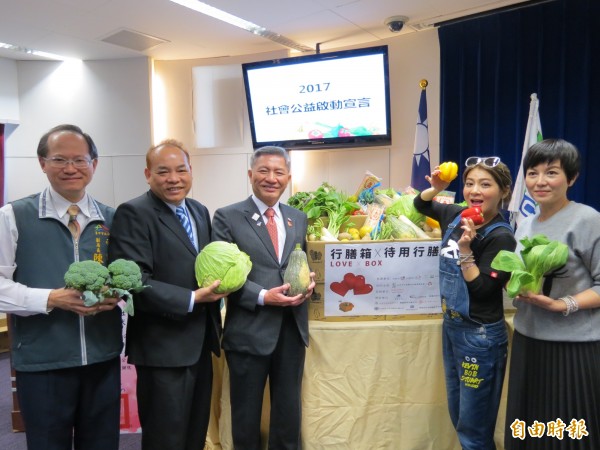 工商及公益團體捐1800箱裝有新鮮蔬果的行膳箱給中市邊緣戶，副市長張光瑤（左3）表感謝。（記者蘇金鳳攝）