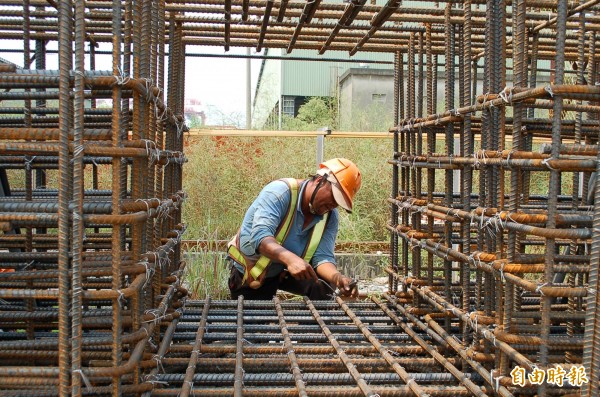 「國際技能競賽」國手操刀茶點，為基本工資審議及今年的國際賽事揭開序幕。