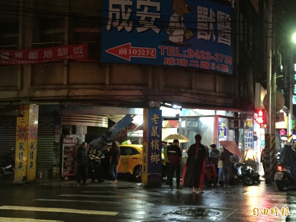 計程車衝進的店面，竟是虱目魚名店，在店內幫忙的詹女4年前因為中山陸橋案，在網路上擁有高知名度。（記者吳昇儒攝）