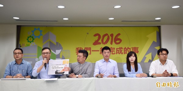 民進黨3日舉行「2016我們一起完成的事」臉書互動介面發表記者會，發言人群阮昭雄（左一）、黃適卓（左二）、王閔生（右三）、楊家俍（右一）及兩位新任發言人張志豪（左三）、吳沛憶（右二）出席。（記者羅沛德攝）