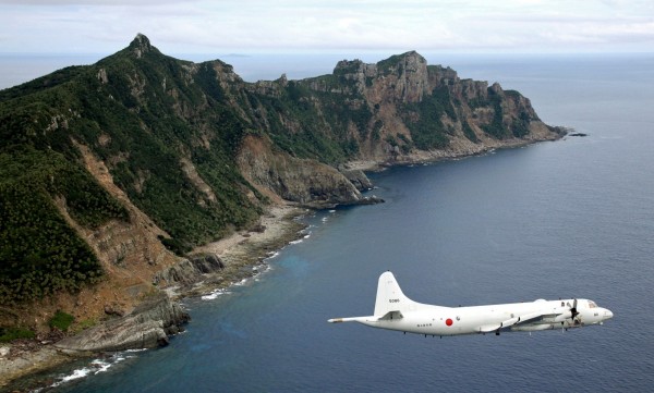 中國遼寧號航母艦隊在穿越第一島鏈的同時，卻意外促成美、日、台三方聯防。圖為日本海上自衛隊P-3C反潛機。（美聯社資料照）