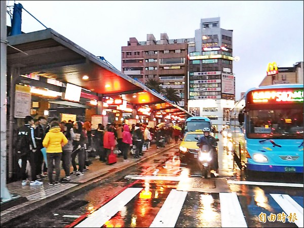 一例一休新制上路，基隆市公車處司機排班衝擊大，公車處拉大公車發車班距時間，每天減班逾20班次。（記者俞肇福攝）