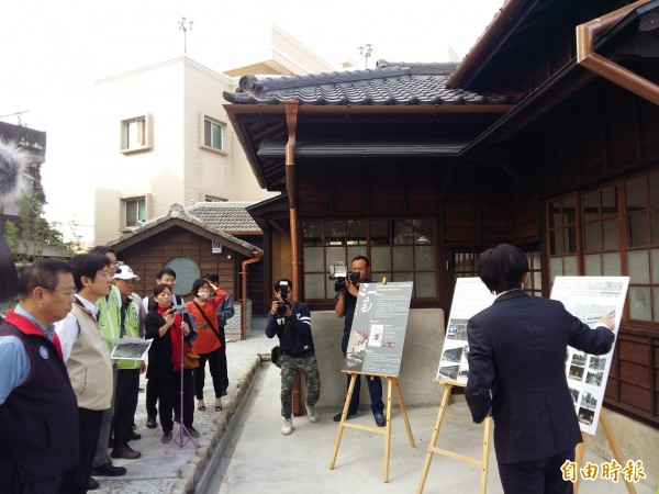 日治時期營造商本田三一宅列歷史建物完成修復，嘉南大圳支線綠川廊道整治完成，市長賴清德前往視察。（記者王涵平攝）