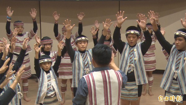 新竹縣原鄉學校擬發展以音樂為特色課程，預計在107學年度申請辦理原住民族實驗教育計畫。圖為錦屏國小合唱團表演。（記者廖雪茹攝）