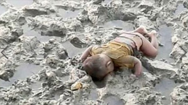 羅興亞1歲多幼童穆罕默德，與母親為逃避緬甸軍政府迫害，不幸在搭船前往孟加拉的途中遇襲，年幼的屍體陳屍在納夫河泥畔上，畫面讓人不忍。（圖擷自DailyMail）