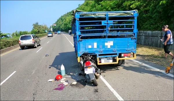 尤姓貨車司機將車停在機車道上，造成騎士追撞、插入車底，陷入昏迷。（資料照）