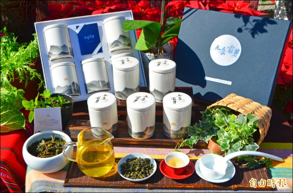 標榜幫愛茶客找齊五座高山茶區的茶葉，仁愛鄉農會昨推出「五岳霧芽」，每罐僅二兩重，茶葉罐是訂製瓷器。（記者陳鳳麗攝）