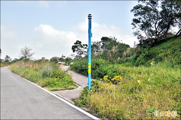 苗栗銅鑼山線鐵路自行車道，車道導引指標牌也缺落。
（記者彭健禮攝）