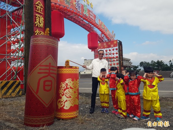 三星鄉公所為營造新年氣氛，在鄉界廣興橋、歪仔歪橋橋端，設置看見三星新年迎賓拱門，迎接2017金雞豐年。（記者簡惠茹攝）