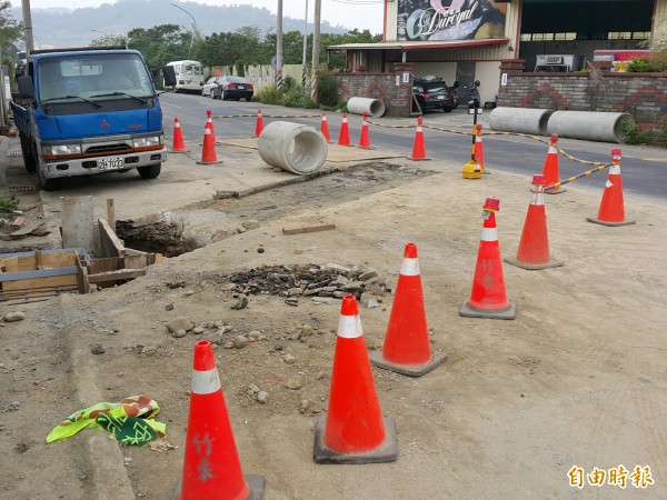 新竹縣122號縣道的雨水下水道工程將進行路面刨鋪施工。圖為其他路段先前施工畫面。（記者蔡孟尚攝）