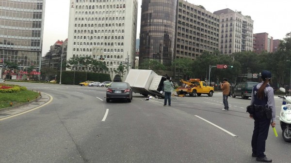 台北市仁愛圓環發生汽車連環追撞，1小貨車翻覆。（記者邱俊福翻攝）