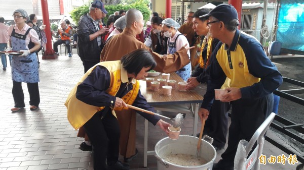 新竹市樹林頭文化季活動七日登場，有5000份臘八粥和寒冬送暖和春聯大放送活動。（記者洪美秀攝）