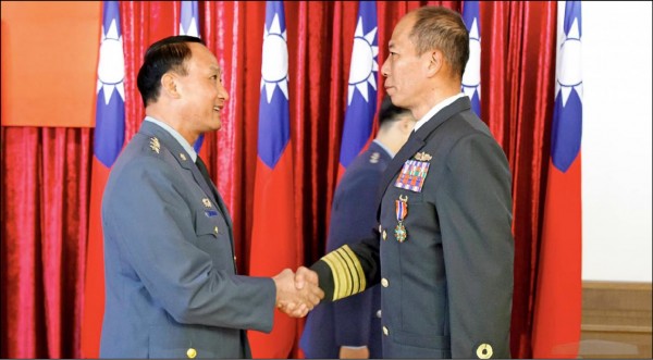 國防部軍備局長由原海軍參謀長梅家樹（右）接任。圖左為國防部副部長鄭德美。（取自軍聞社）