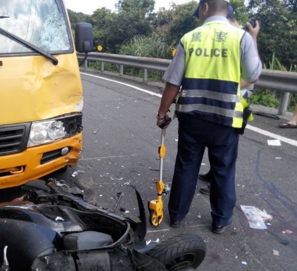 章姓男子騎車被亂開車門的呂女撞倒受傷。車禍示意圖，與本案無關。（資料照，記者林嘉東攝）