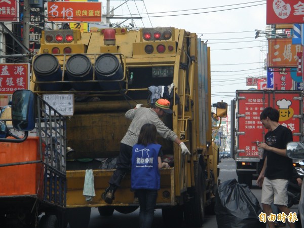 因應一例一休，新竹市公部門中的清潔隊員和停車收費員每年共要增加1500萬元額外的加班費，市府強調會依政策執行。（記者洪美秀攝）