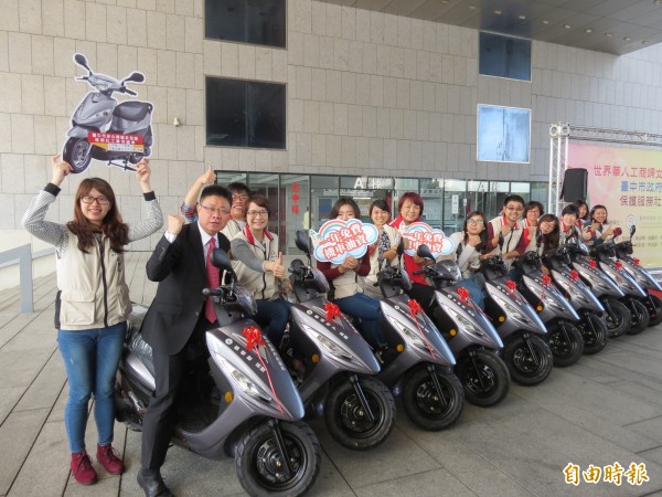 中市社會局獲贈20台機車，社工們高興的與社會局長呂建德（左2）試騎。（記者蘇金鳳攝）