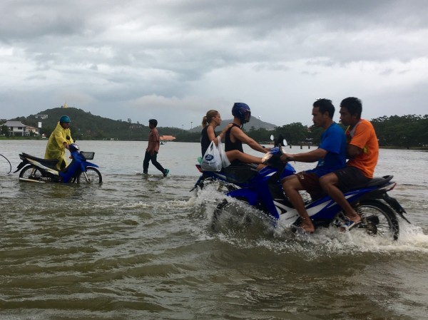 泰國南部水災，目前已造成6人死亡、12萬戶受影響。（美聯社）