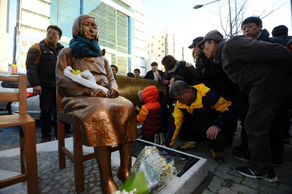在韓國釜山的日本領事館前人行道上，有韓國民間團體放置象徵受害慰安婦的「和平少女像」，引發日本強烈不滿。（路透）