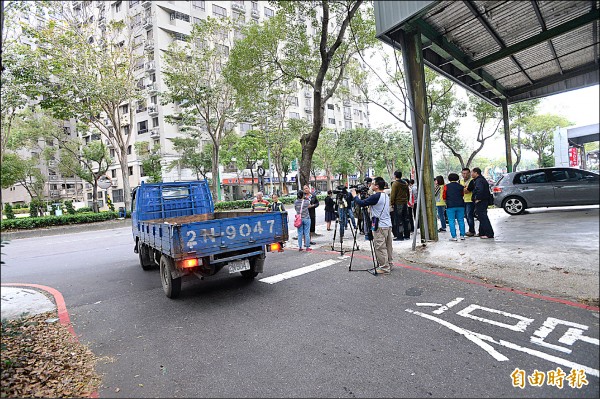 新北市交通局計畫將樹林區佳園路三段145巷前方分隔島打通，紓解下樹林交流道車潮。（記者翁聿煌攝）