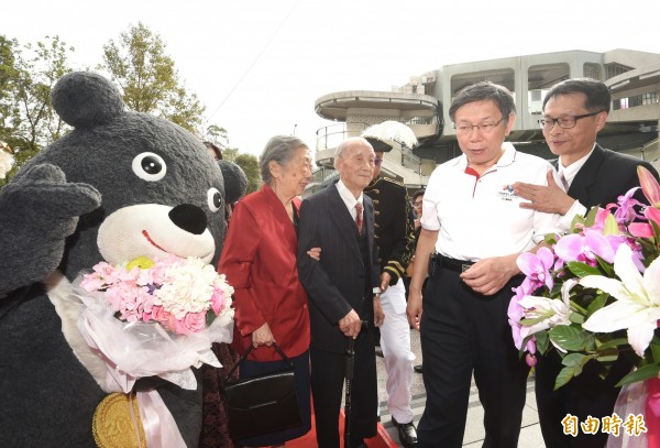 台北市長柯文哲出席世大運世紀婚禮，為金婚長者獻上祝福。（記者方賓照攝）