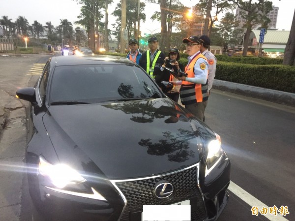 交通部訂定草案，民眾檢舉Uber或其他違法經營汽車運輸業者，最多一次獲得10萬元獎金。圖為高雄交通局、監理所、警方組成聯合稽查小組，主動查緝違法Uber。（資料照，記者王榮祥攝）