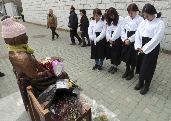 慰安婦銅像議題升溫，日本朝野一致批評韓國不守信用。（美聯社）