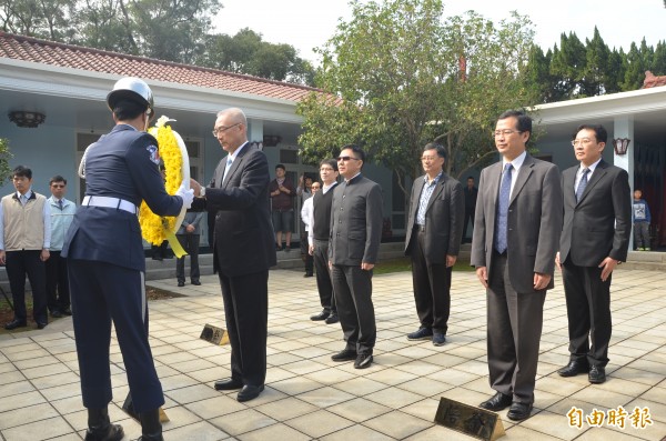 前副總統吳敦義（左二）昨天到桃園市大溪頭寮陵寢謁陵。（記者邱奕統攝）