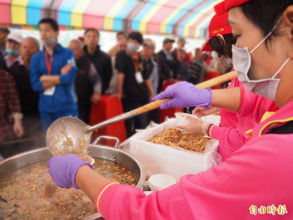 18間店家今天主動提供近2千份熱食及物資，給需要民眾享用。（記者陳昀攝）