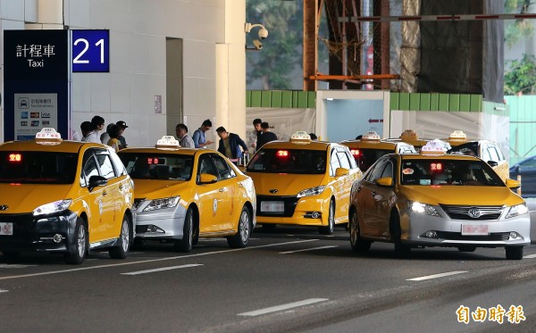 有Uber司機發起「檢舉小黃」活動，透過APP等方式來檢舉計程車在路上的交通違規情形，光在7日一天就有上百件檢舉案。計程車示意圖，與新聞無關。（資料照，記者朱沛雄攝）