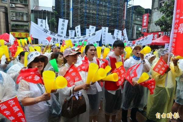 去年年中外勞仲介權益自救會到勞動部外抗議。（資料照，記者王藝菘攝）