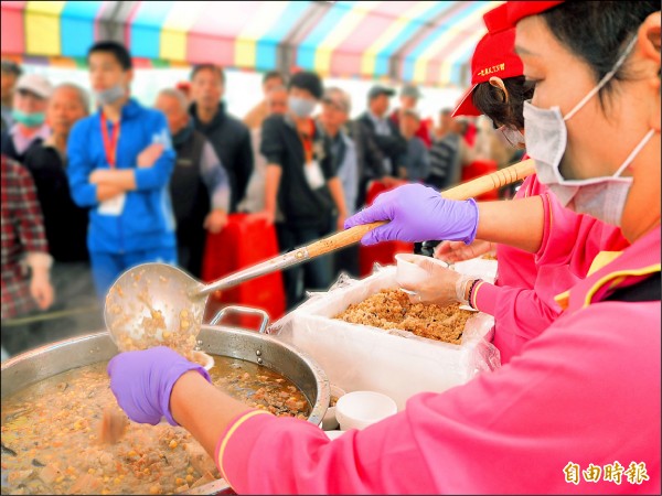 十八間店家主動提供近兩千份的熱食及物資給需要民眾享用，現場大排長龍。（記者陳昀攝）