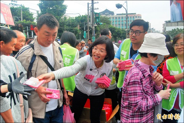 立委蘇巧慧（中）回到選區與民眾熱情問候，賣力發送新年小物，受到熱情歡迎。（記者張安蕎攝）