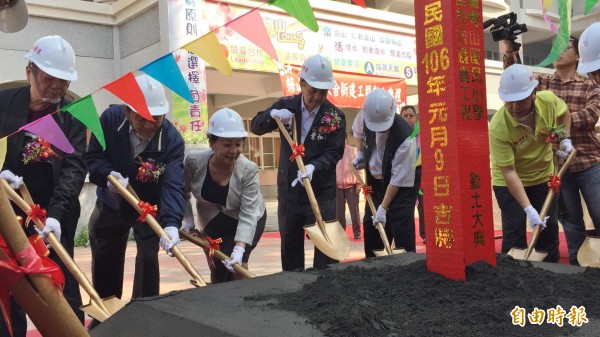 嘉義縣梅山國小今早10點進行老舊校舍改建動土典禮，圖為縣長張花冠（左三）、梅山鄉長劉宏文（左二）等人持鏟動土。（記者陳璟民攝）